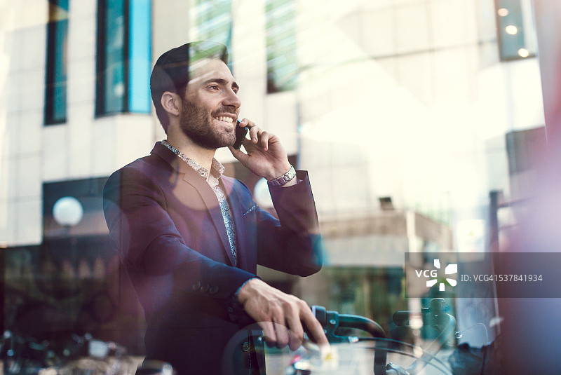 骑自行车的打电话的商人图片素材