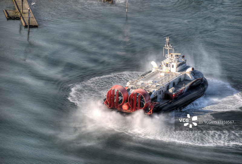气垫船演习图片素材