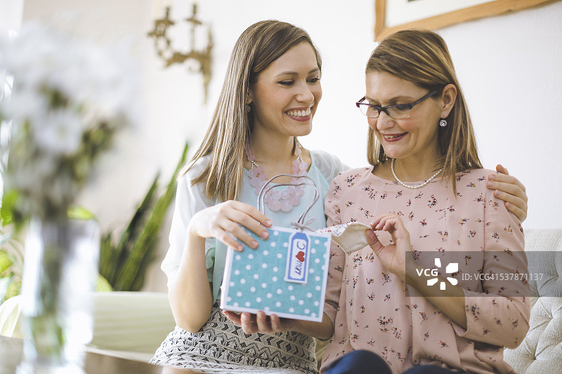 两位美丽的女性肖像图片素材