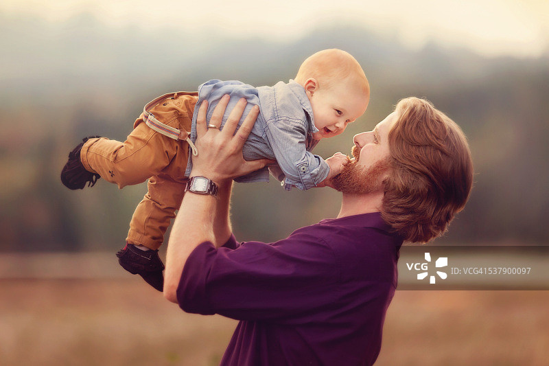 快乐的宝宝被爸爸举向空中图片素材
