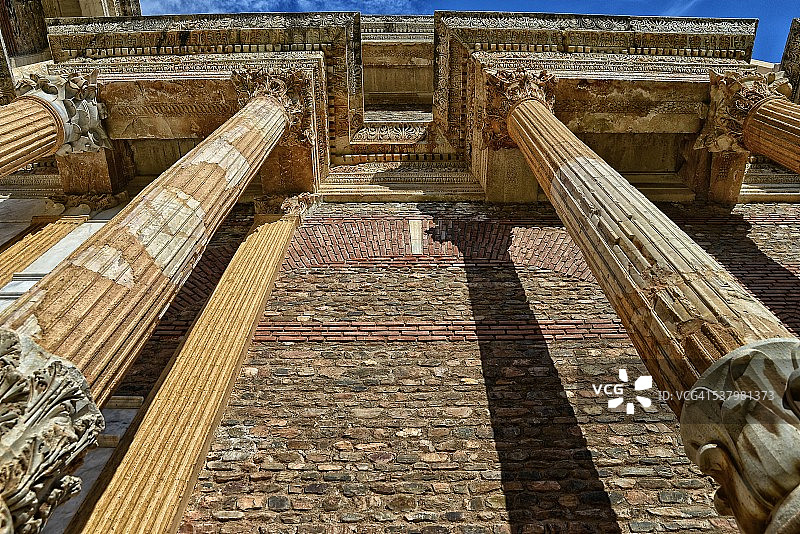 两层柱廊大理石庭院图片素材