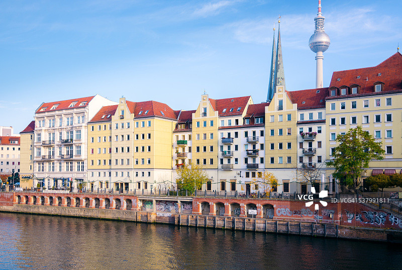 带有圣尼古拉斯教堂的电视塔图片素材