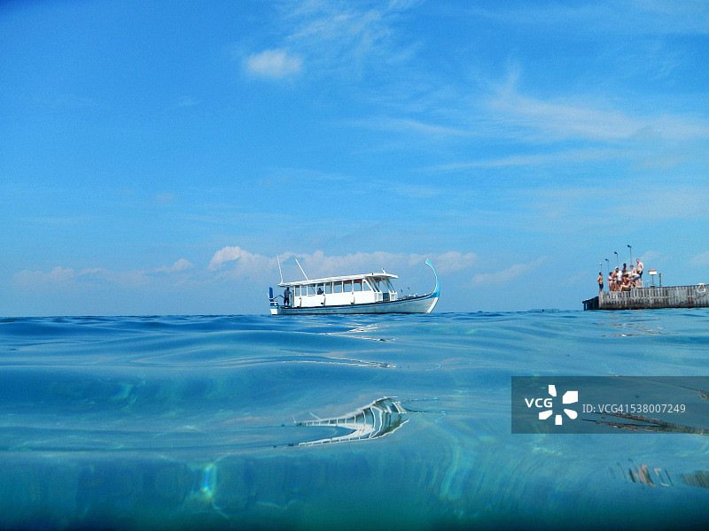 多尼船驶近马尔代夫码头图片素材