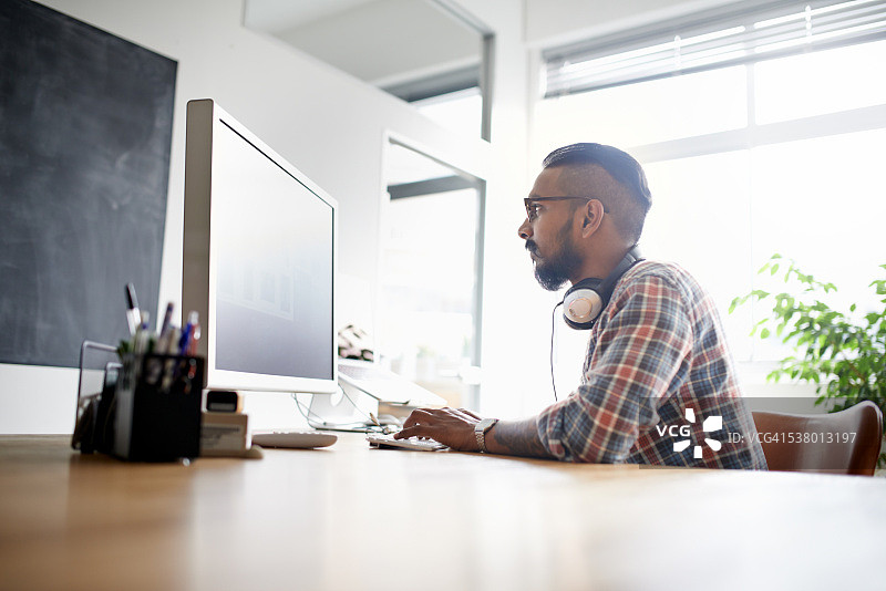从事最新项目的男子图片素材