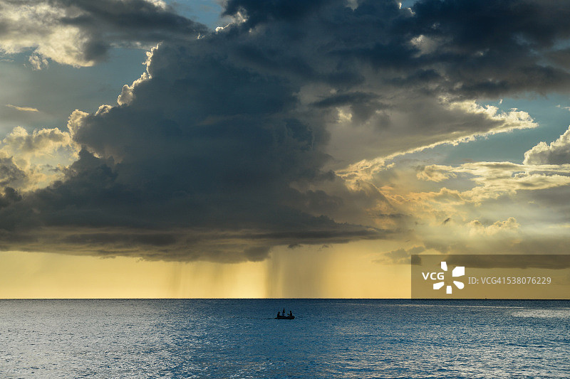 阴雨连绵的一天图片素材