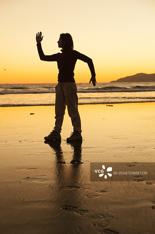 海滩上的女子剪影图片素材