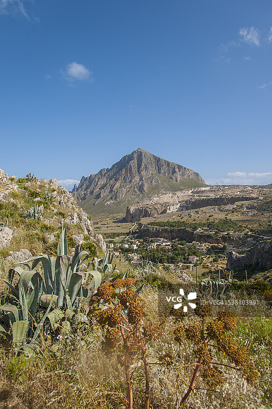 库斯托纳奇和科法诺山景色图片素材