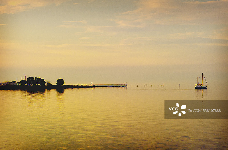 孤独帆船的唯美海上日落（荷兰沃伦丹）图片素材