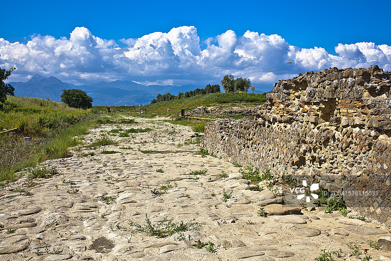 通往山区的锡巴里斯考古遗址道路图片素材