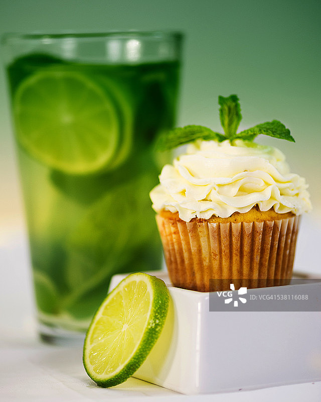 莫吉托饮品和莫吉托纸杯蛋糕（含青柠）图片素材