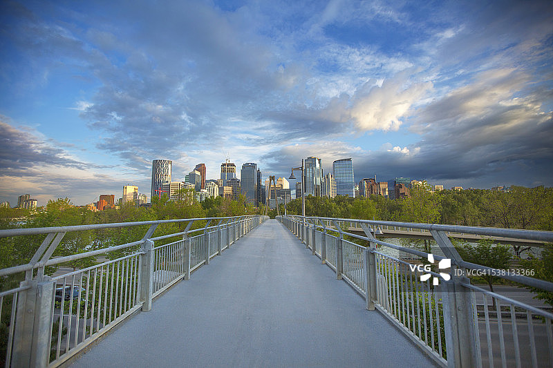 卡尔加里日落天际线与弓河上的王子岛桥图片素材