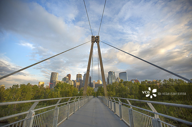 卡尔加里日落天际线与弓河上的王子岛桥图片素材
