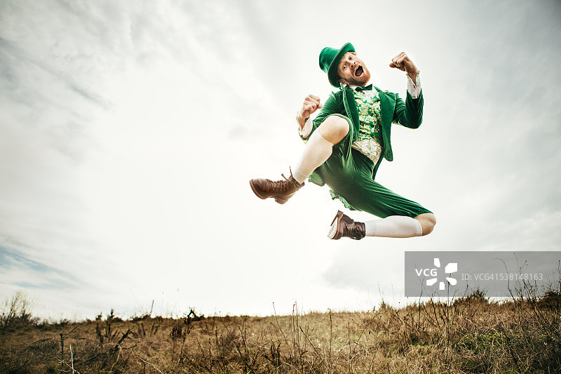 在圣帕特里克节跳舞的矮精灵图片素材