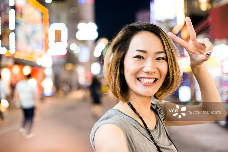 沉思的日本女人在电话里图片素材