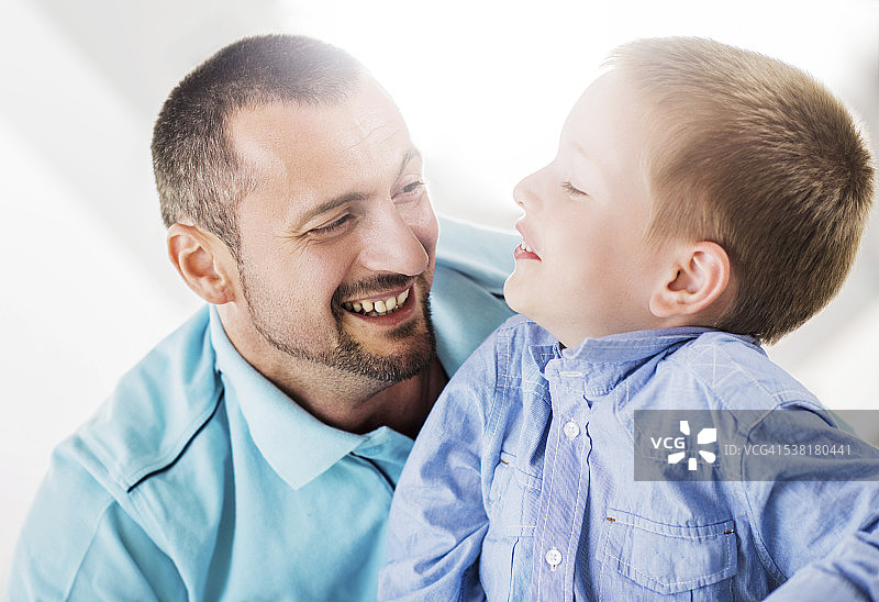 快乐的父子图片素材