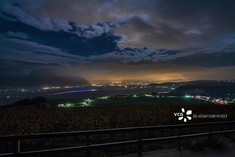 夜晚的博尔扎诺图片素材