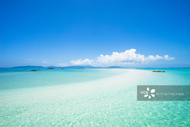 日本石垣礁泻湖的珊瑚沙滩和清澈的热带海水图片素材