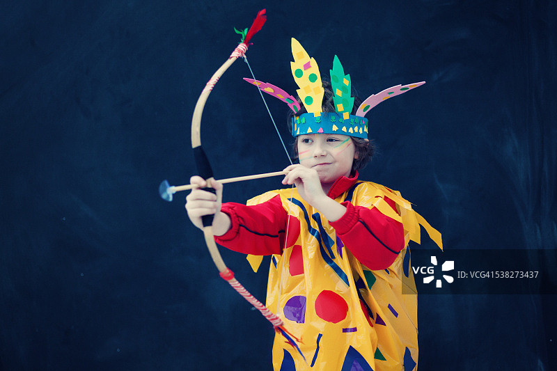 男孩正在用弓箭瞄准图片素材