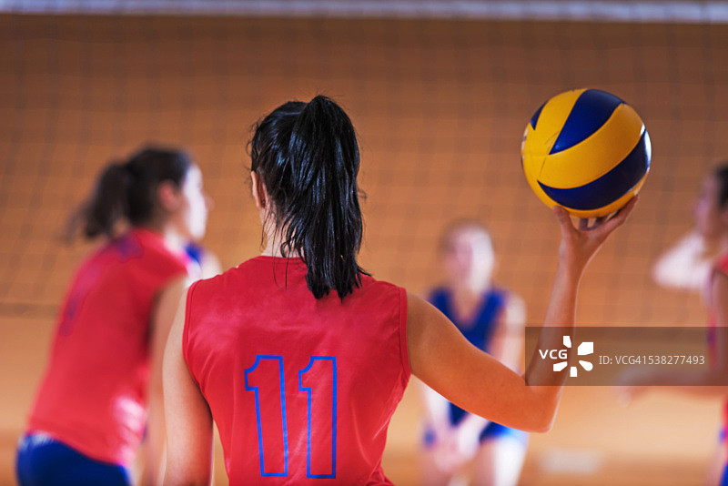 手持排球的运动员图片素材