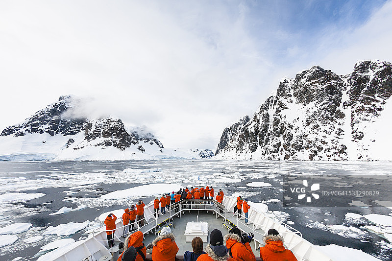 一艘游轮驶近勒梅尔海峡图片素材