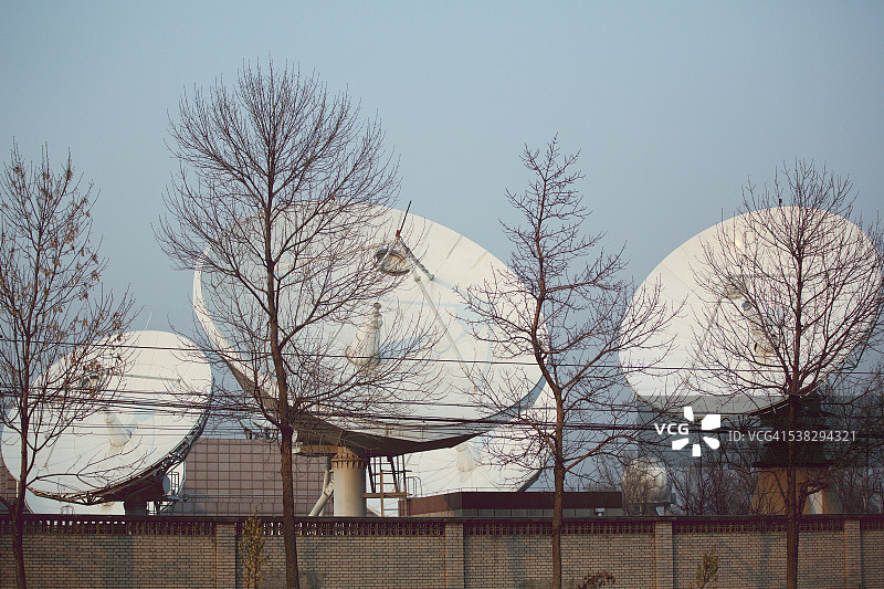 多个通信卫星碟形天线图片素材