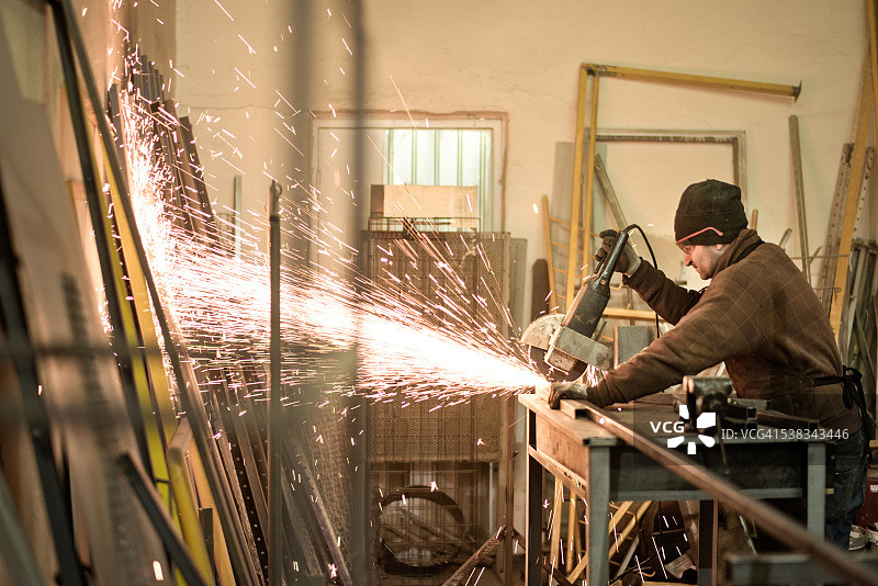 男子在车间切割金属图片素材