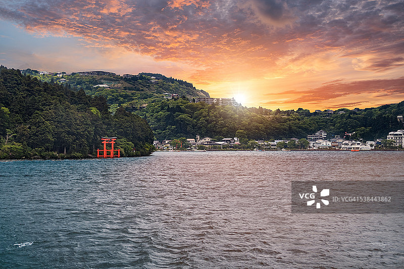 黎明时分的芦之湖景色图片素材