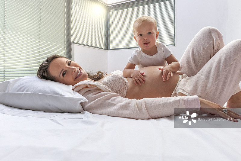 怀孕晚期的母亲与女儿图片素材