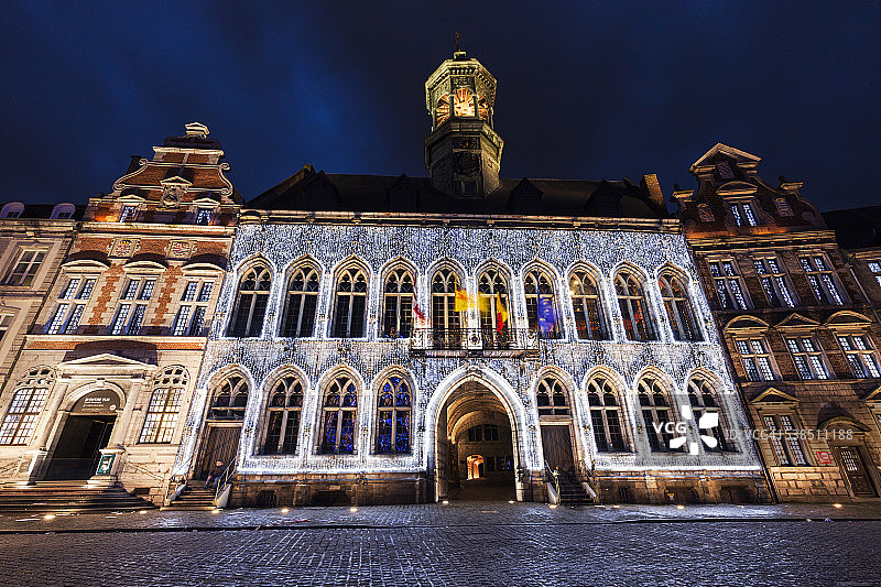蒙斯市集广场上空的厚重云层图片素材