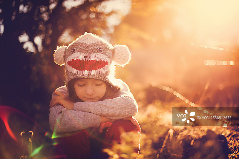 沉思的袜子猴男孩图片素材
