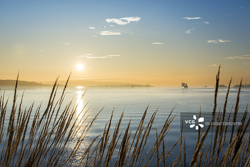 日落时的货船图片素材