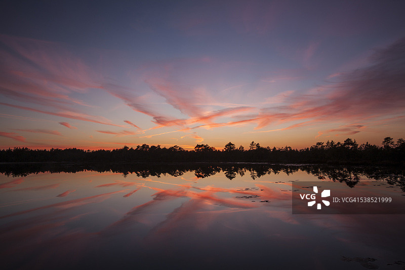 沼泽湖上反射的日落图片素材