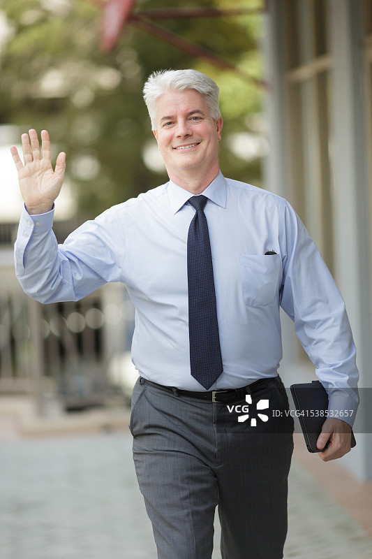 商人认出一位同事图片素材