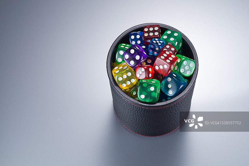 骰盅里的彩色骰子图片素材