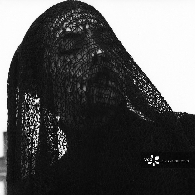 佩戴围巾的女子人像图片素材