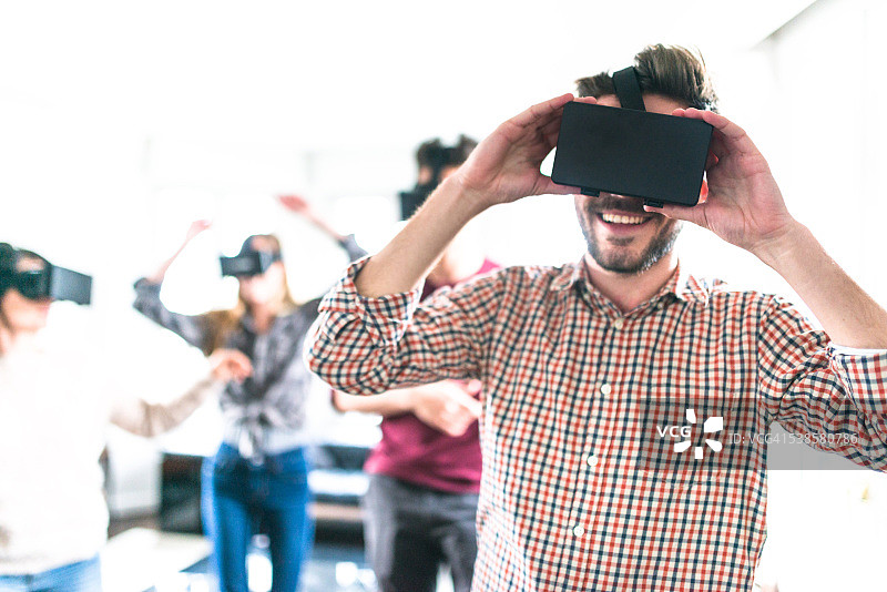 朋友们使用VR模拟器一起跳舞图片素材