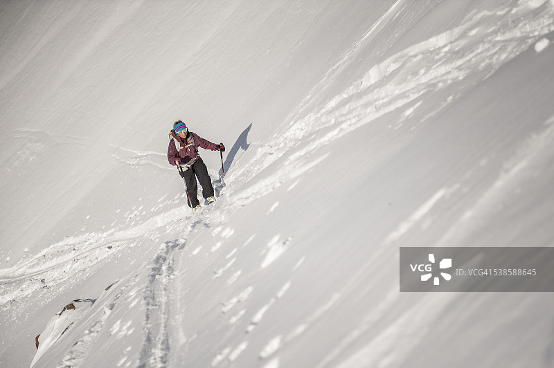 在意大利奥索拉巴切诺的德韦罗山谷上方越野滑雪的女孩图片素材