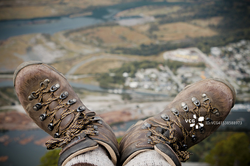 酋长山边缘的登山靴图片素材