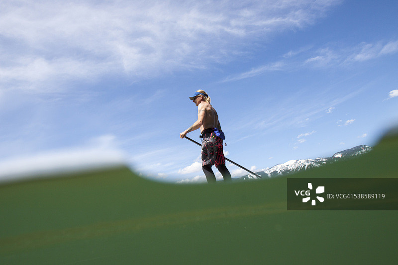 健壮的男人在蒙大拿州白鱼湖春季划桨图片素材