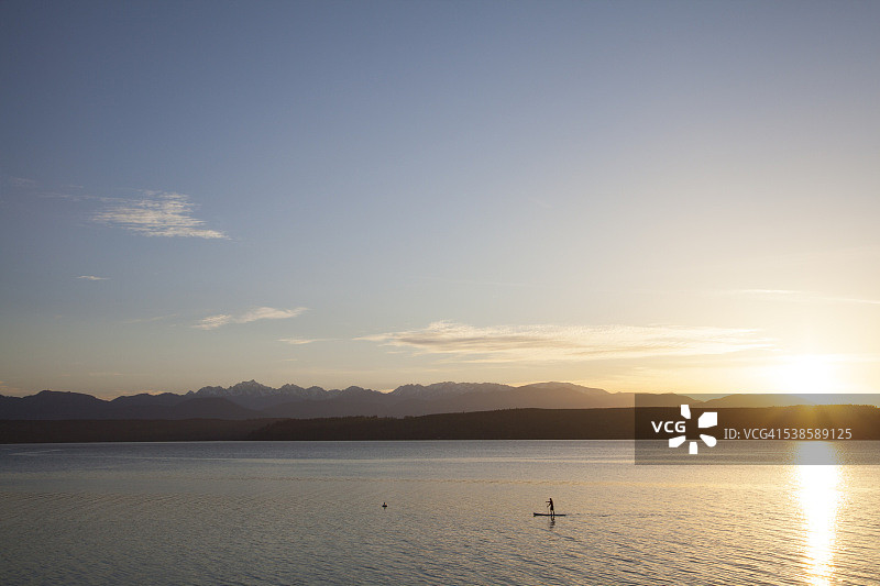 男人在华盛顿州普尔斯博附近的普吉特海湾划桨板图片素材