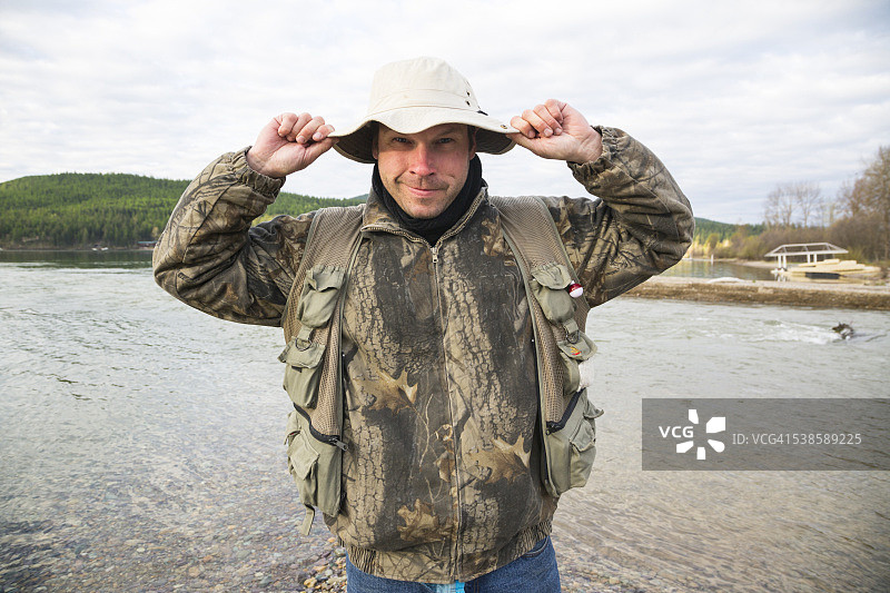 在蒙大拿州白鱼湖钓鱼的男人图片素材
