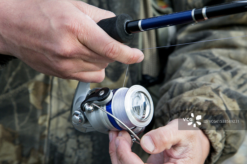 在蒙大拿州白鱼湖钓鱼的男人图片素材