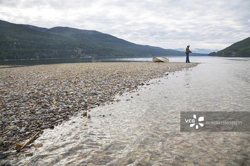 在蒙大拿州白鱼湖钓鱼的男人图片素材
