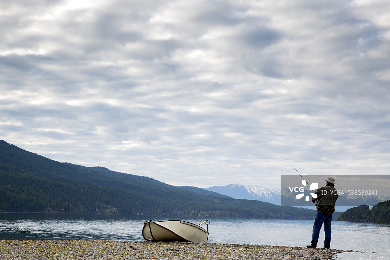 在蒙大拿州白鱼湖钓鱼的男人图片素材