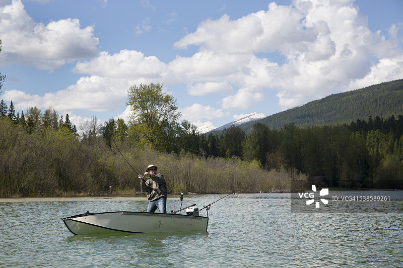 在蒙大拿州白鱼湖钓鱼的男人图片素材