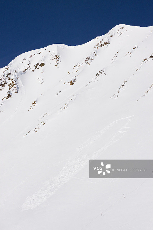 蒙大拿州大天空度假村A-Z滑道上部的天然小板雪崩图片素材