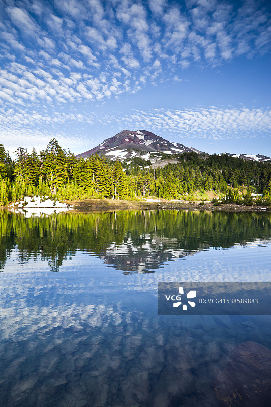 俄勒冈州高山湖泊中倒映的南姐妹峰图片素材