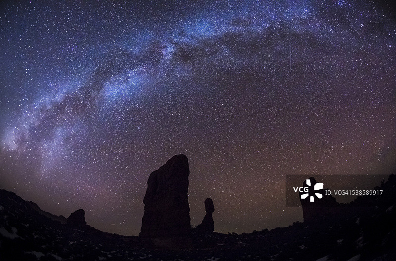 拱门国家公园平衡石上空的银河图片素材