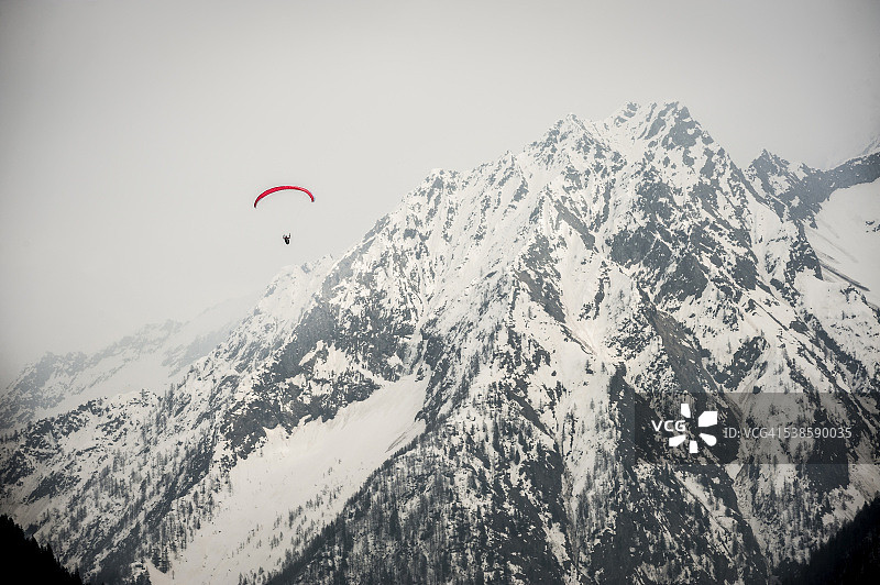 滑翔伞从罗莎峰降落，意大利马库尼亚加图片素材