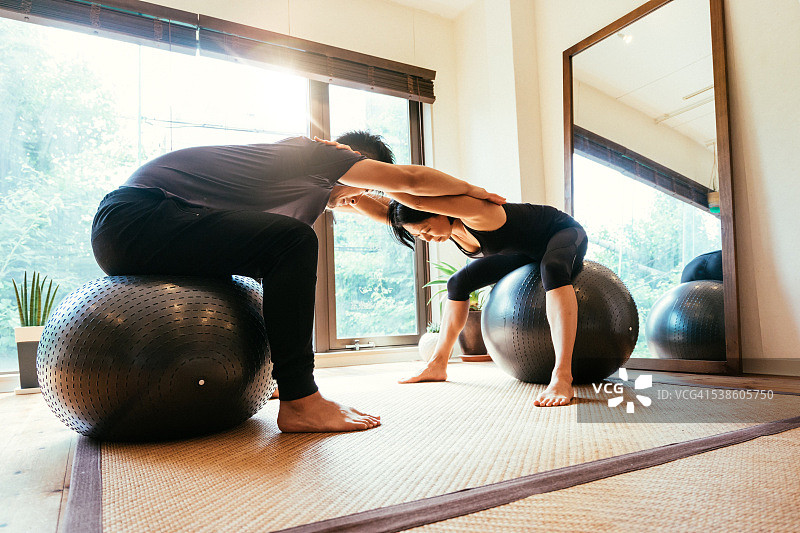 情侣共同锻炼图片素材